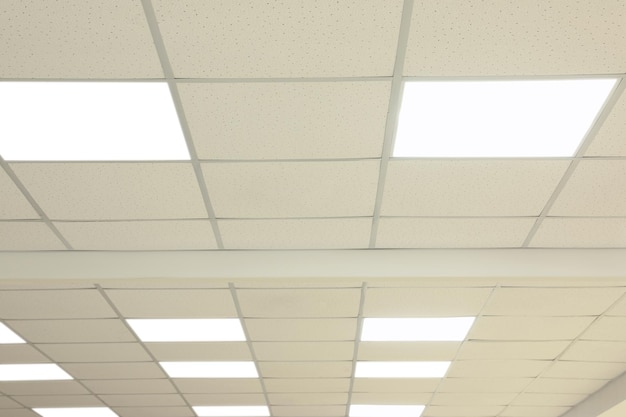 Wit plafond met verlichting in kantoorruimte