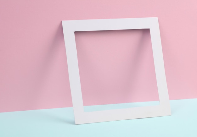 Wit raam op blauwe roze achtergrond