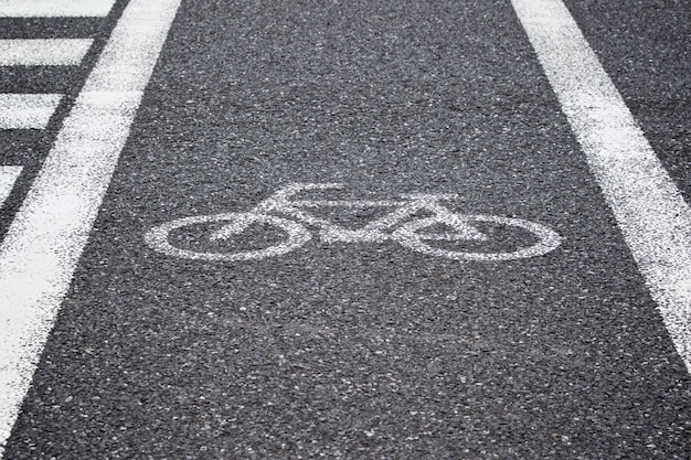 Wit reflecterend geschilderd fietsteken, fietspad op de weg voor zebrapad