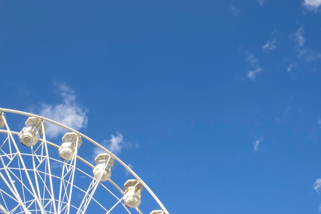 Wit reuzenrad in een pretpark tegen de blauwe lucht in Italië Jeugdconcept