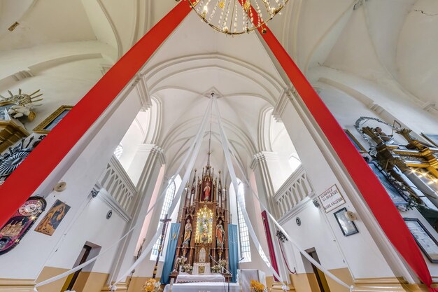WIT RUSLAND MEI 2020 binnenkoepel en omhoog kijkend naar een oud katholiek kerkplafond