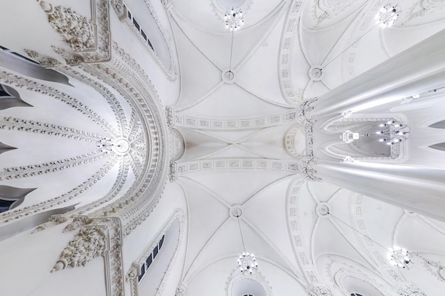 WIT-RUSLAND MEI 2020 binnenkoepel en omhoog kijkend naar het oude grote koor Joodse synagogeplafond