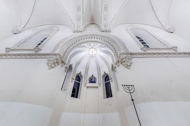 Wit-rusland mei 2020 binnenkoepel en omhoog kijkend naar het oude grote koor joodse synagogeplafond