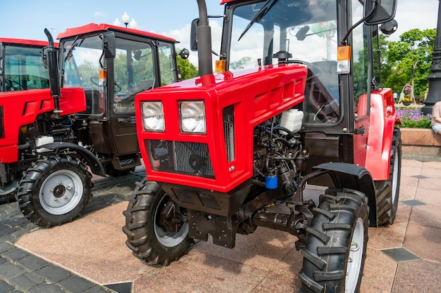 Wit-Rusland Minsk 14 juni 2022 Openluchttentoonstelling van moderne landbouwmachines op wielen Nieuwe tractoren worden gecombineerd met ploeg- en maaimachines en andere apparaten voor het planten van grondbewerking