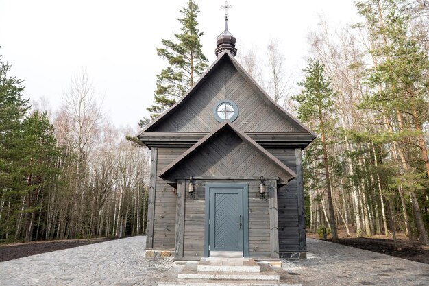 Wit-Rusland Minsk maart 2023 Het monument van het dorp Khatyn Chapel met een klokkentoren