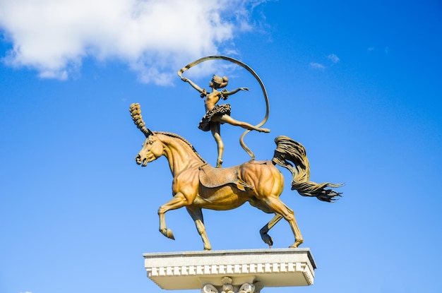 Foto wit rusland minsk monument een meisje op een paard in de buurt van het circusgebouw