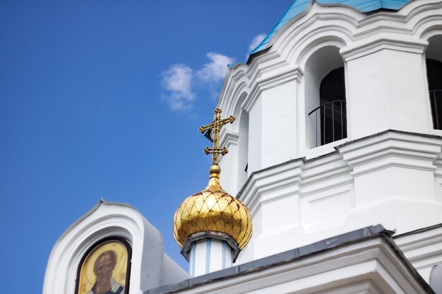 Wit-Rusland Postavy 01 mei 2019 Wit kerkgebouw met een kruis