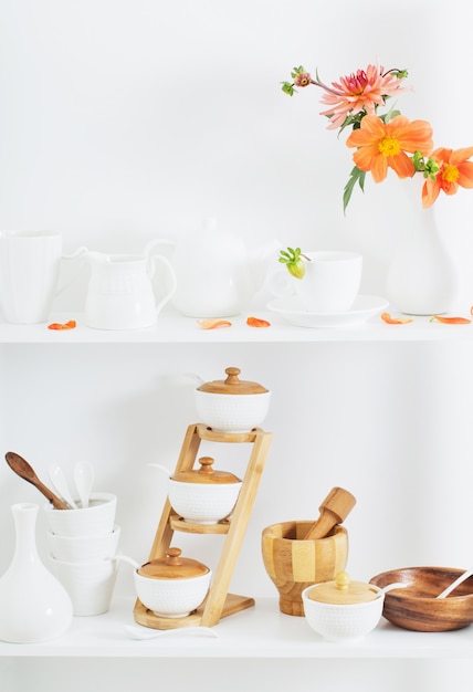 Wit servies met bloemen op houten plank