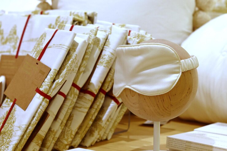Wit slaapmasker op een houten bal staat een goede nachtrust in een slaapmasker
