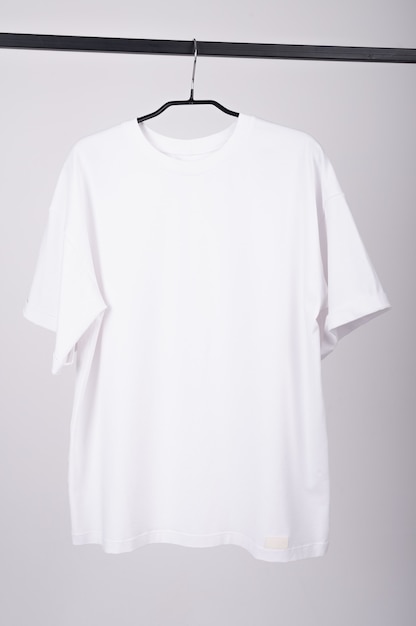 Wit T-shirt hangt aan een hanger.