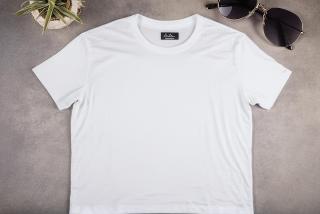 wit t-shirt mockup met kopieerruimte op een eenvoudige achtergrond
