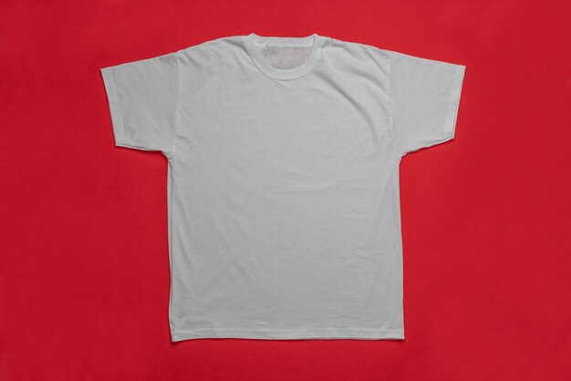 Wit T-shirt op een rode achtergrond mock-up voor corporate branding of casual design