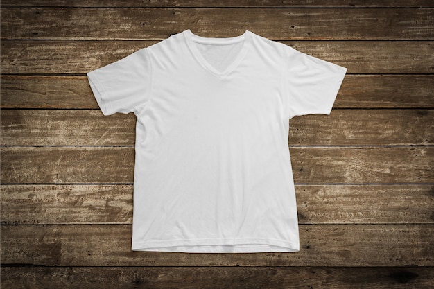 Wit t-shirt op houten vloer