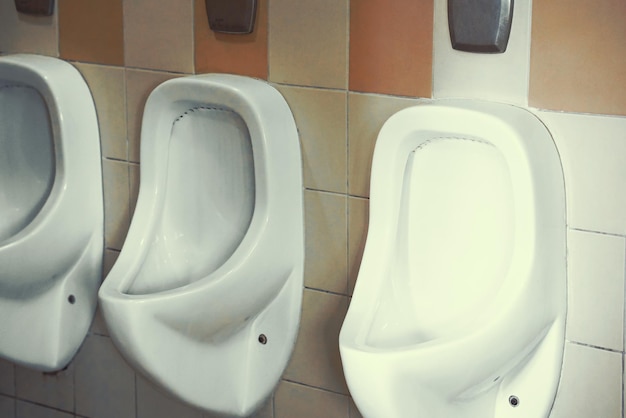 Wit toilet in de badkamer