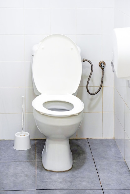 Wit toilet in de badkamer