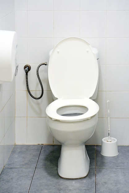 Wit toilet in de badkamer