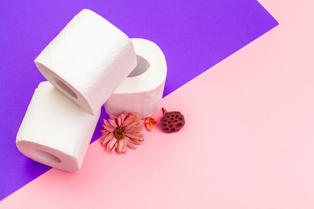 Wit toiletpapierrollen op helder kleurenblok