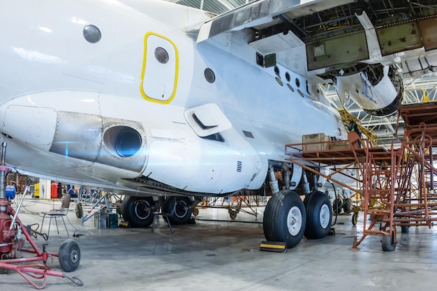 Wit transportvliegtuig in de hangar Vliegtuigen in onderhoud