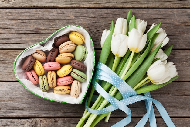 Wit tulpenboeket en bitterkoekjes