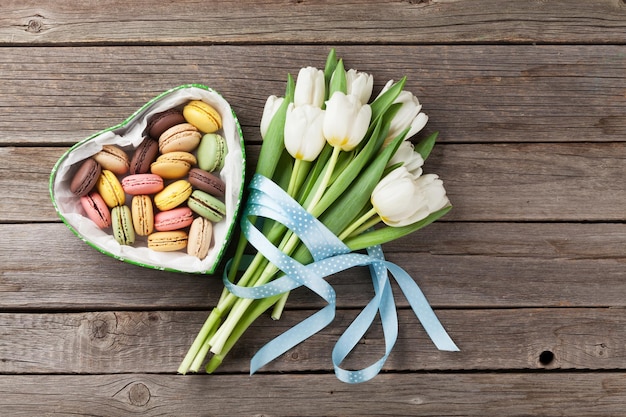 Wit tulpenboeket en bitterkoekjes