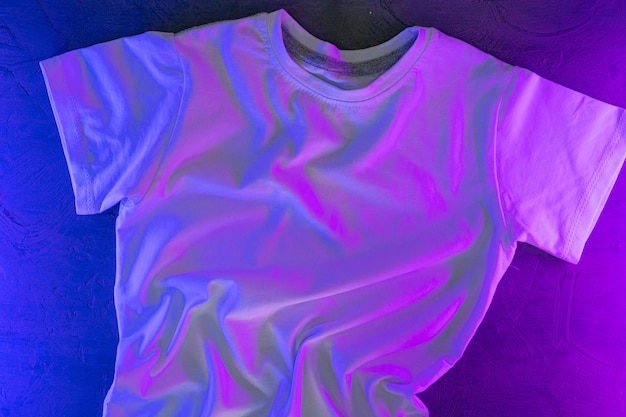 Wit unisex t-shirt in neonlicht, kopie ruimte