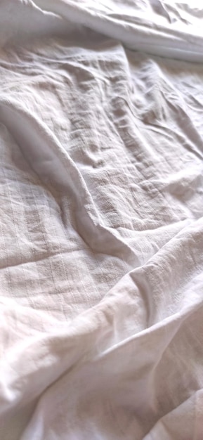 Wit verfrommeld laken stof textiel abstracte textuur achtergrond patroon foto