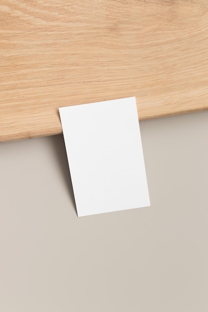 Wit visitekaartje mockup 85x55mm op een beige tafel
