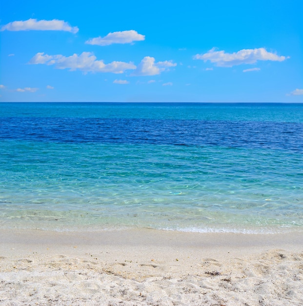 Wit zand en turquoise water op Sardinië, Italië
