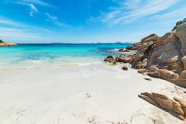 Wit zand op het Capriccioli-strand Sardinië