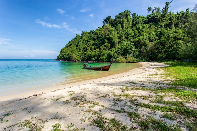 Wit zandstrand bij Khang Khao Island (Knuppeleiland), Ranong-Provincie, Thailand.