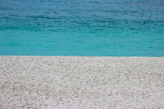 Wit zandstrand en blauwe golvenoverzees bij Shirahama-strand.