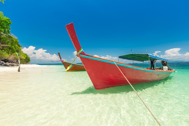 Wit zandstrand en langstaartboot op Khang Khao Island (Bat eiland),