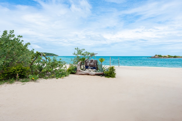 Wit zandstrand met blauwe zee op Koh Samaesarn.