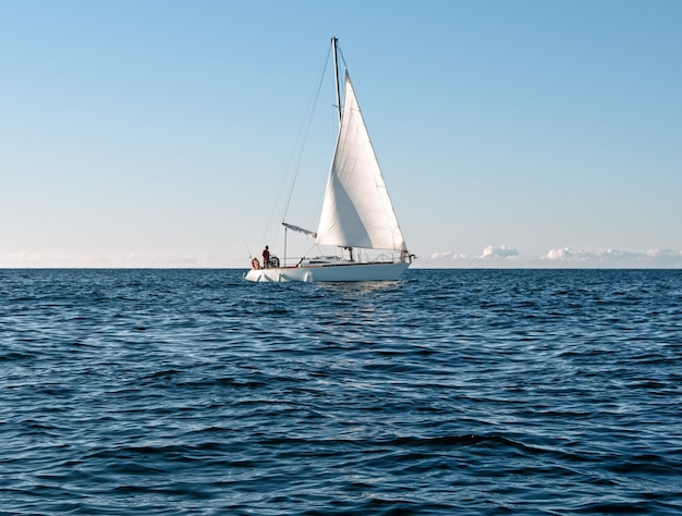 Wit zeiljacht of passagiersboot op zeewater