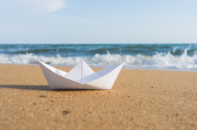 Witboek boot op het strand