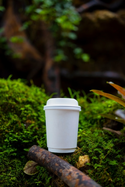 Witboek kopje koffie in de prachtige natuur