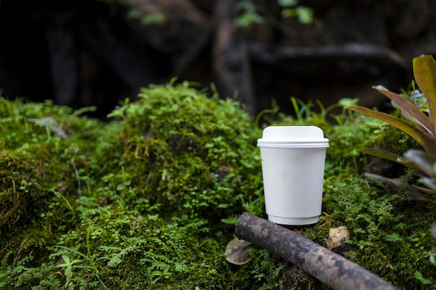 Witboek kopje koffie in de prachtige natuur