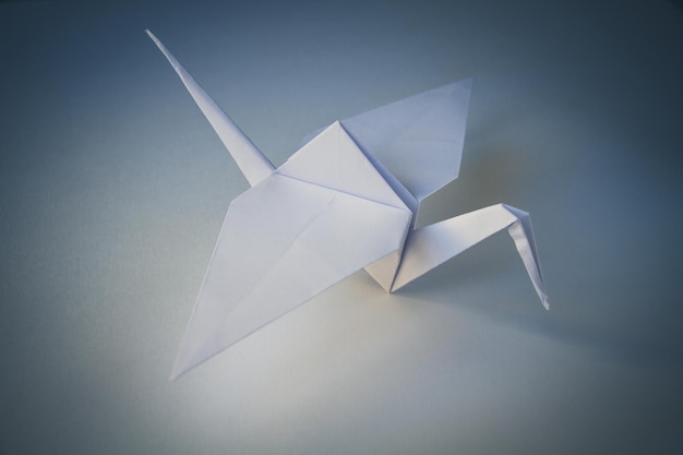 Witboek kraan origami geïsoleerd op lege achtergrond