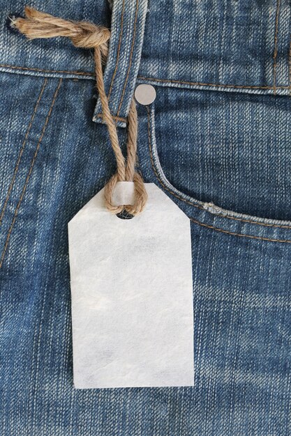 Witboeketiket met henneptouw dat op denim of jeans wordt gebonden.