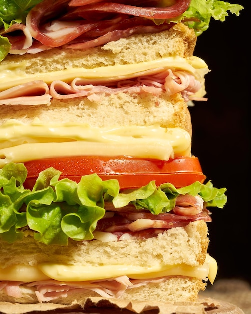 witbrood sandwich met ham sla kaas en tomaat vooraanzicht