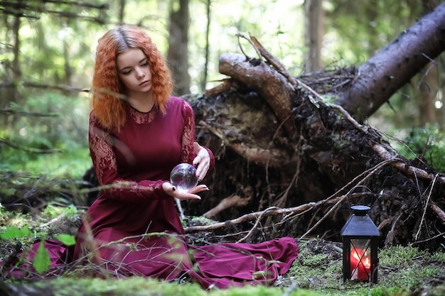 Ведьма проводит ритуал в глубине леса
