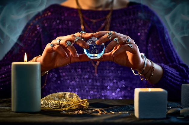 Foto strega usando un'incantevole bottiglia di pozione di elisir per incantesimo d'amore, magia e stregoneria. illustrazione magica e alchimia