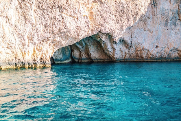 Witgesteente rotsen die een grot creëren op het zeestrand van het eiland Corfu