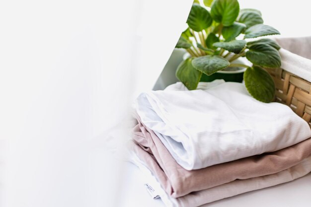 Witgewassen herbruikbaar t-shirt op huiskamer met natuurlijke emmer en groene huisplant