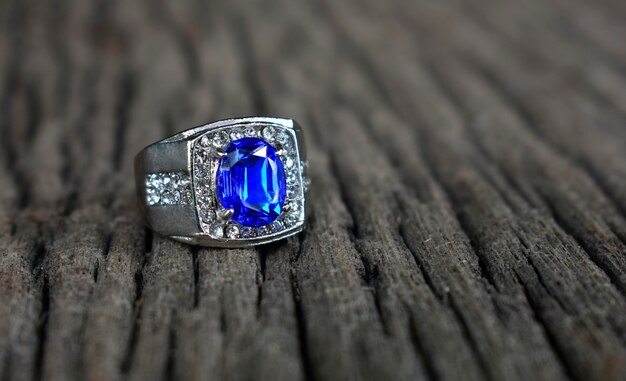 Witgouden ring met blauwe edelsteen