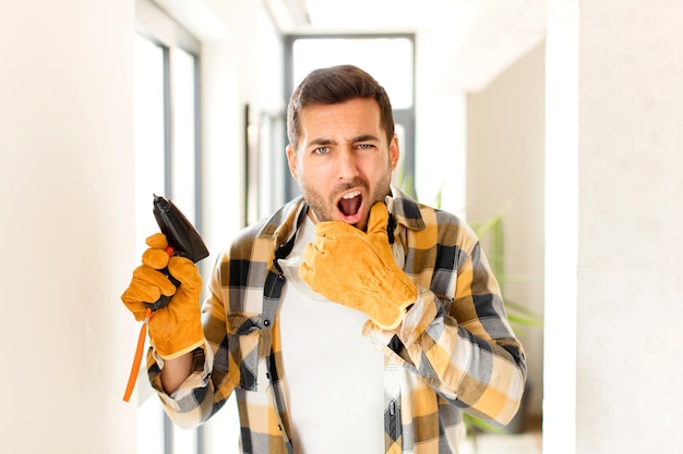 Foto con la bocca e gli occhi spalancati e la mano sul mento, sentirsi spiacevolmente scioccati, dire cosa o wow