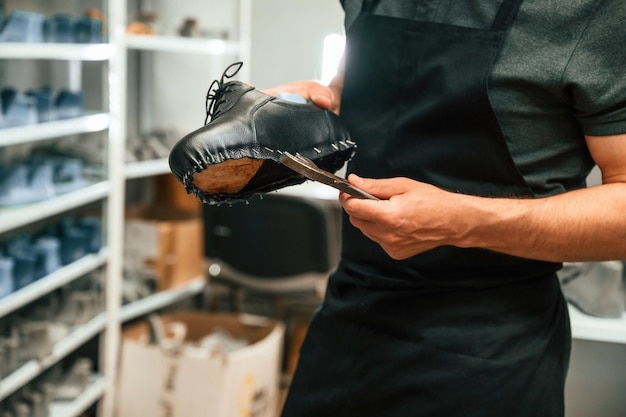 Foto con una scarpa per la protesi tecnico che lavora in un laboratorio moderno