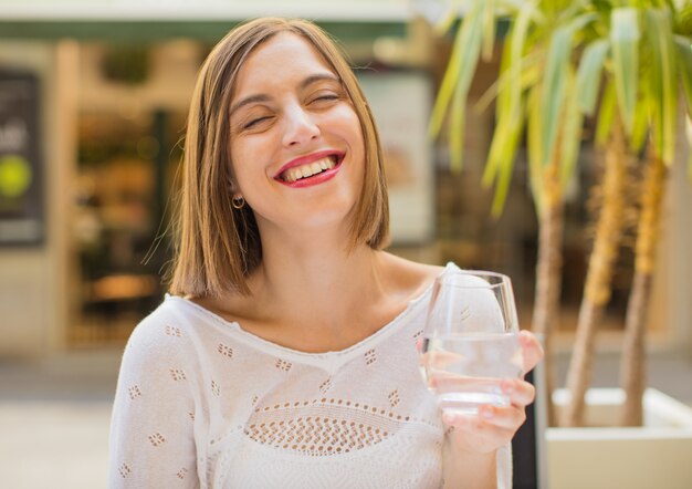 水を飲む