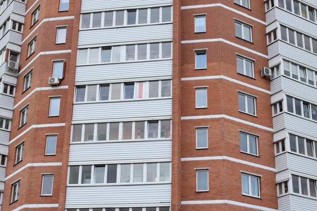 Witroodwitte vlag op het raam van het huis