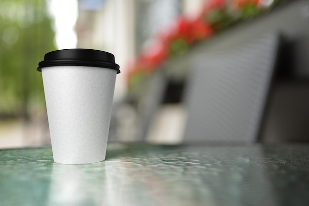 Witte afhaalbeker met koffie op onscherpe achtergrond mock-up 3D-rendering en foto